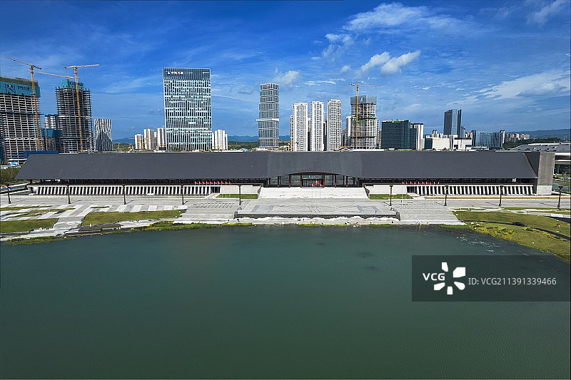 航拍晴天中的天府新区国际会议中心和秦皇湖图片素材