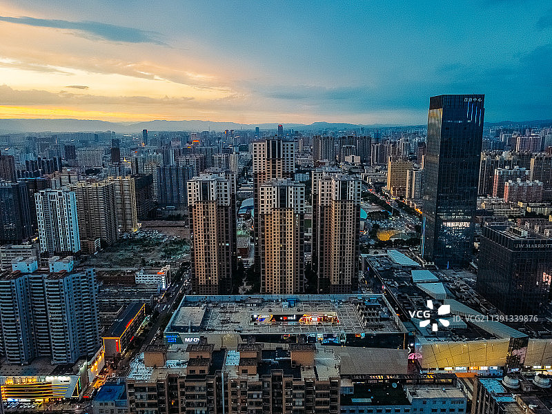 太原市 小店区 茂业天地 山西体育场 长风街 天美新天地  王府井百货 长风大厦图片素材