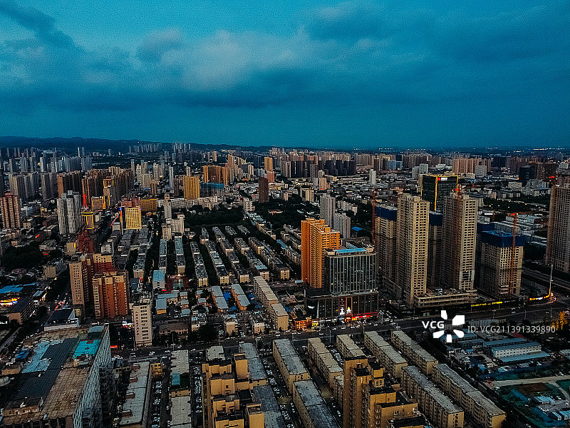 太原市 小店区 茂业天地 山西体育场 长风街 天美新天地  王府井百货 长风大厦图片素材