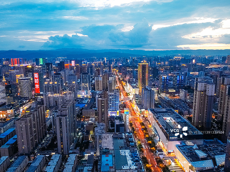 太原市 小店区 茂业天地 山西体育场 长风街 天美新天地  王府井百货 长风大厦图片素材