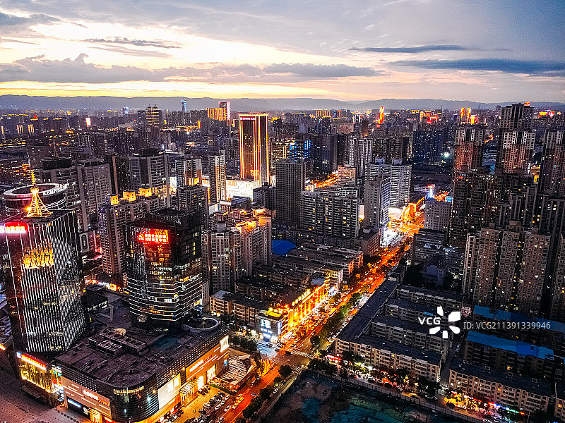 太原市 小店区 茂业天地 山西体育场 长风街 天美新天地  王府井百货 长风大厦图片素材