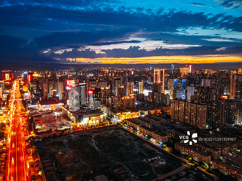 太原市 小店区 茂业天地 山西体育场 长风街 天美新天地  王府井百货 长风大厦图片素材