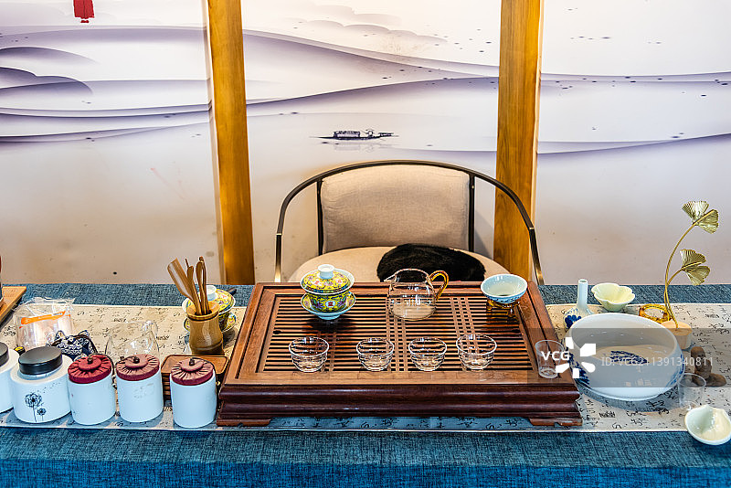 中国风古建筑背景前的茶水茶杯图片素材