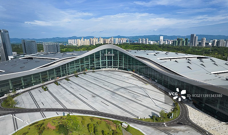 航拍晴天下的成都天府新区的国际会展中心图片素材