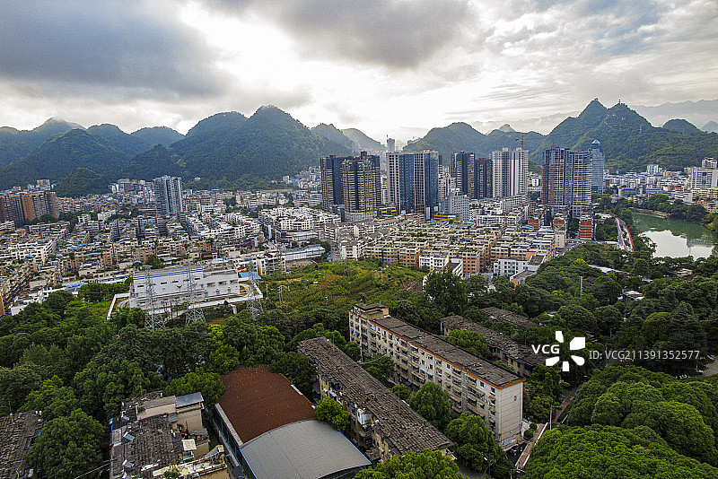 一座宁静秀丽的南方小城，贵州铜仁清晨的城市风光图片素材