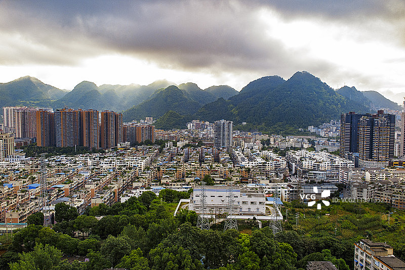 一座宁静秀丽的南方小城，贵州铜仁清晨的城市风光图片素材