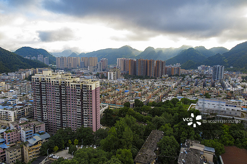 一座宁静秀丽的南方小城，贵州铜仁清晨的城市风光图片素材