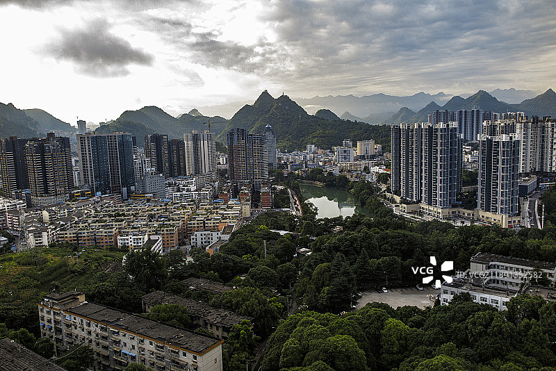 一座宁静秀丽的南方小城，贵州铜仁清晨的城市风光图片素材