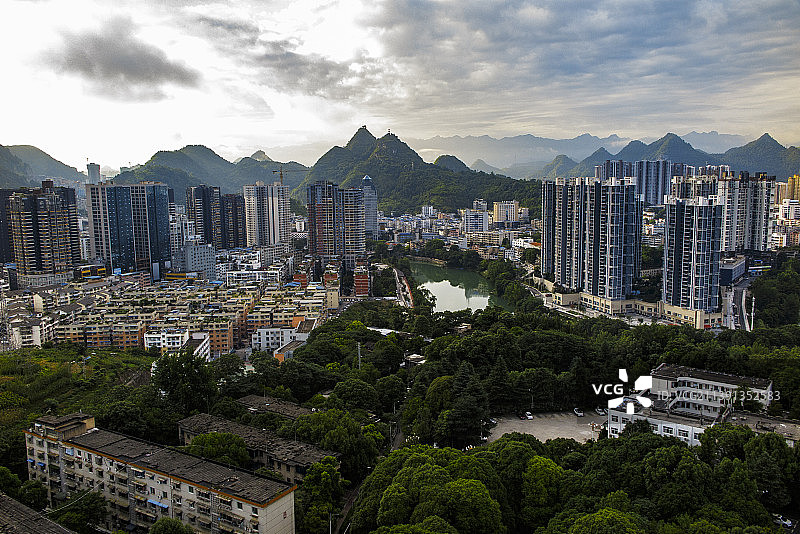 一座宁静秀丽的南方小城，贵州铜仁清晨的城市风光图片素材