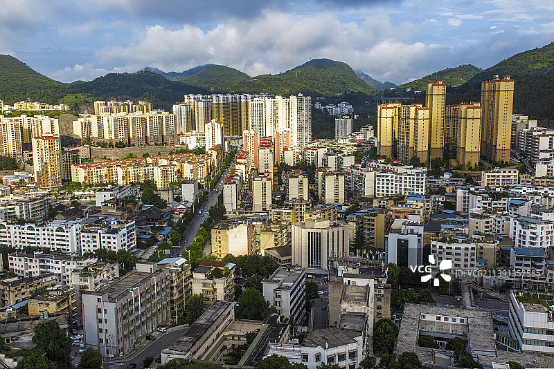 一座宁静秀丽的南方小城，贵州铜仁清晨的城市风光图片素材