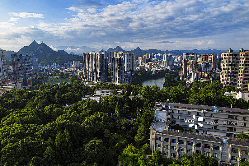 一座宁静秀丽的南方小城，贵州铜仁清晨的城市风光图片素材