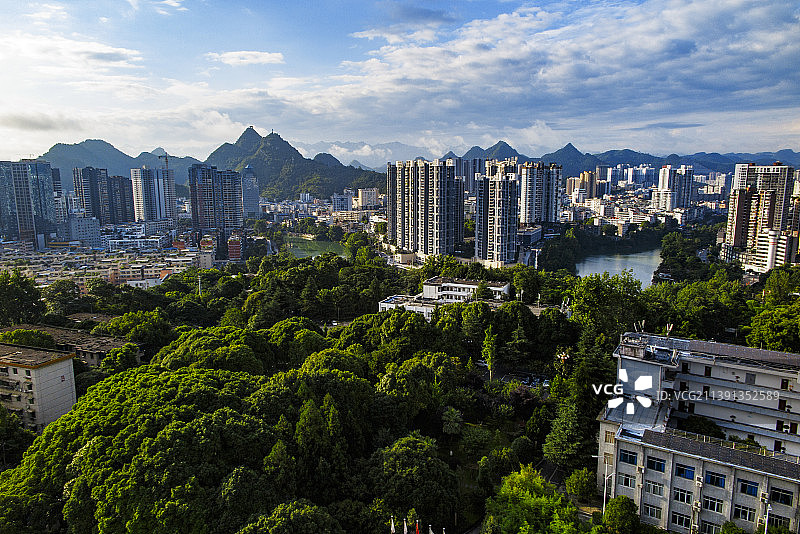 一座宁静秀丽的南方小城，贵州铜仁清晨的城市风光图片素材