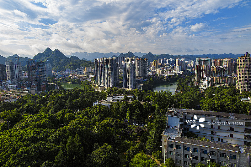 一座宁静秀丽的南方小城，贵州铜仁清晨的城市风光图片素材
