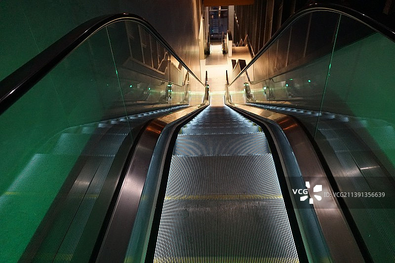 空无一人正在运行的扶手电梯图片素材