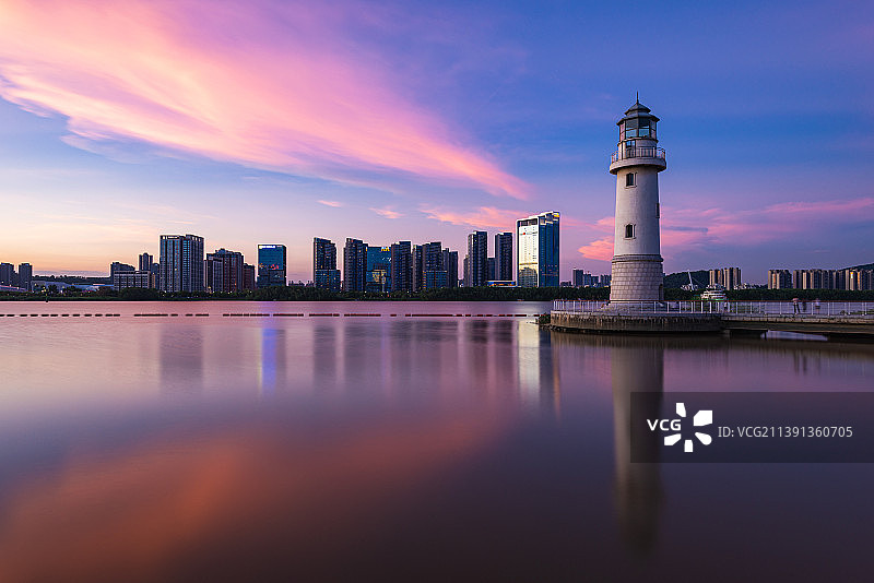 夏日南沙天空火烧云与城市灯塔建筑楼风景图片素材