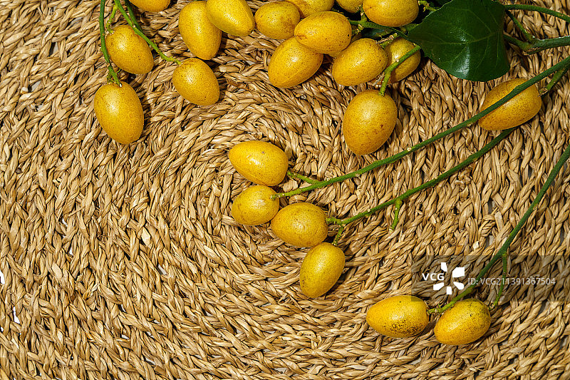 室内拍摄黄皮图片素材