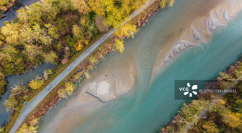 朝阳中的河滩图片素材