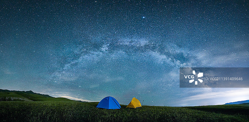 新疆伊犁托乎拉苏草原的银河拱桥图片素材