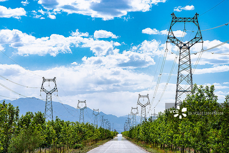 道路两旁高压线路图片素材