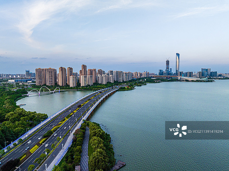 江苏苏州园区金鸡湖景区航拍，苏州国际金融中心图片素材