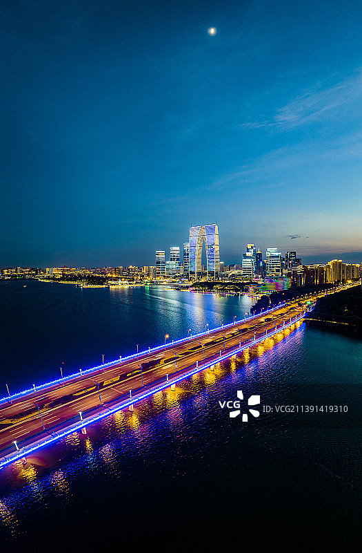 江苏苏州园区金鸡湖景区航拍，东方之门,夜景图片素材