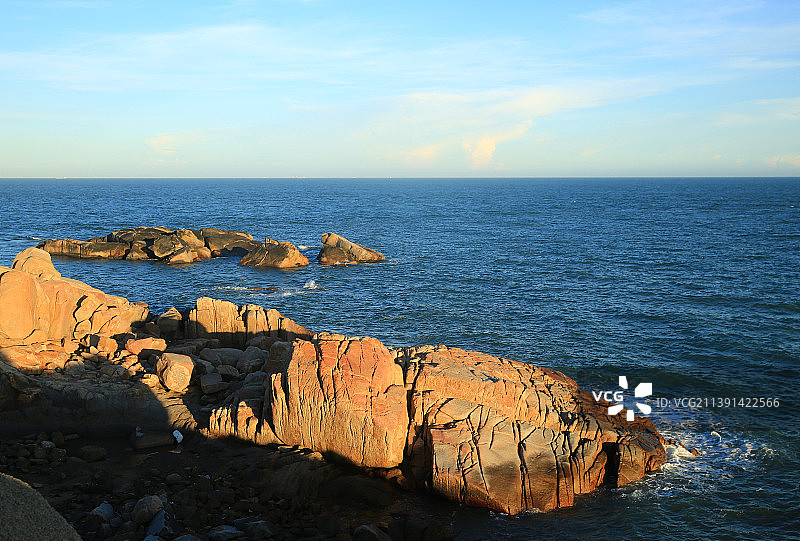 夕阳照耀下的礁石图片素材