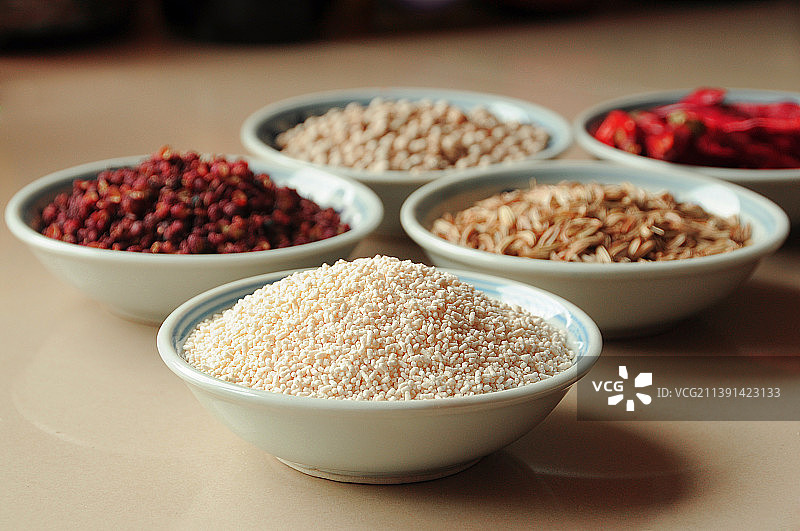 装在青花盘中的辣椒、茴香、胡椒、鸡精、花椒等传统调味品图片素材
