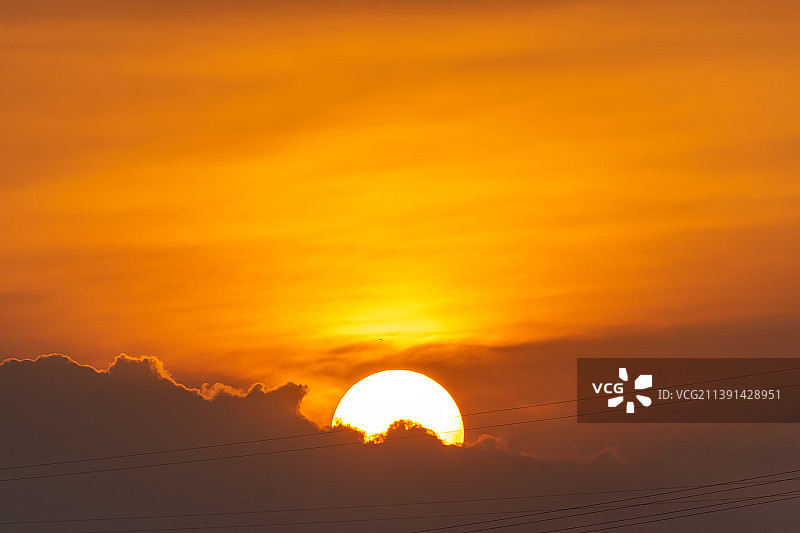 夕阳渐渐西沉，藏入云端图片素材