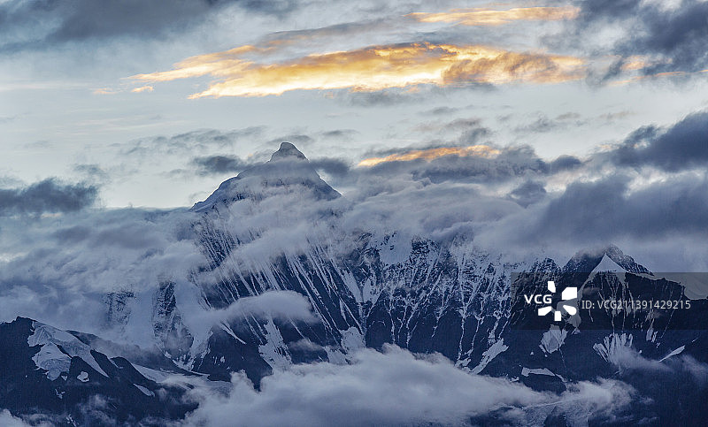 雾绕梅里雪山图片素材