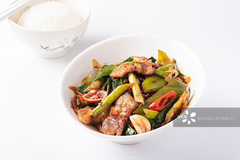 白色瓷碗盛装的川菜回锅肉和米饭图片素材