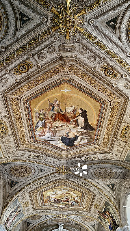 梵蒂冈博物馆的彩绘天花拱顶图片素材