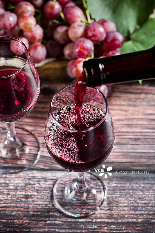 倒入酒杯的红酒图片素材