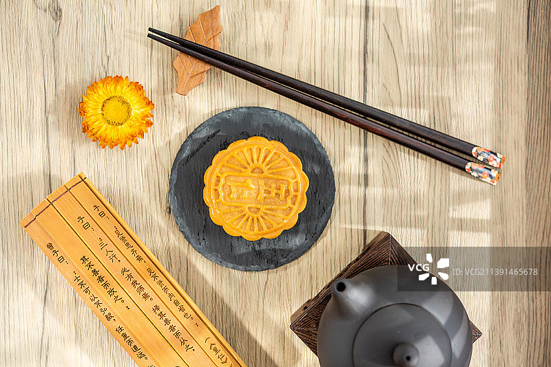 窗前中国风背景上的五仁月饼图片素材