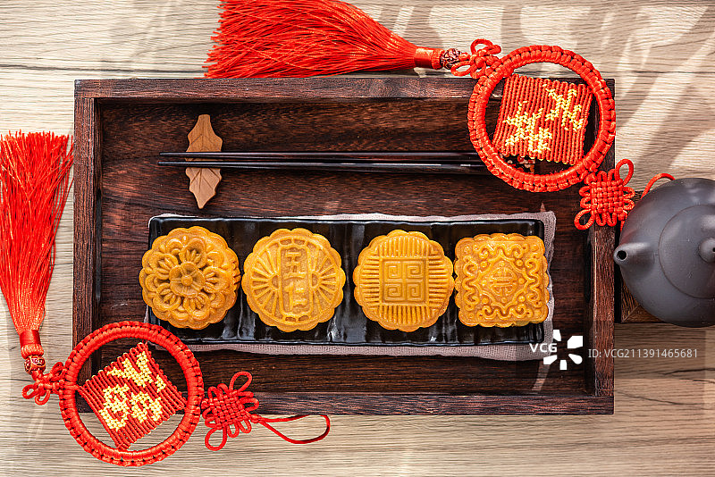 窗前中国风背景上的五仁月饼图片素材