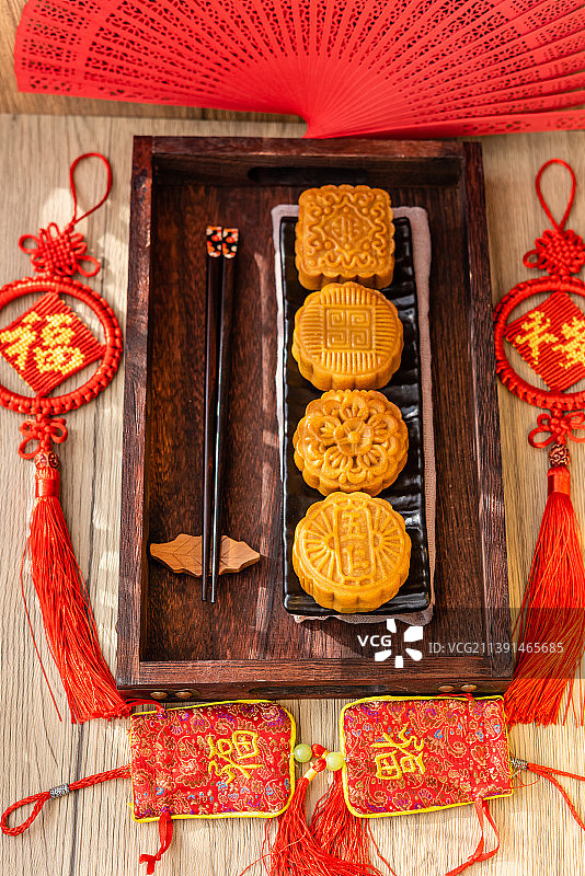 窗前中国风背景上的五仁月饼图片素材