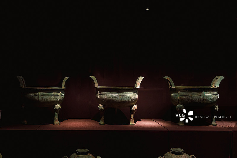 中国春秋时期青铜器：鼎和簋图片素材