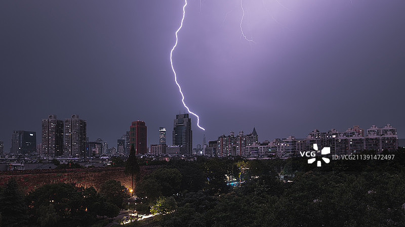闪电击中南京紫峰大厦图片素材