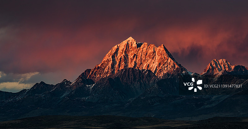 红色夕阳映照下的雅拉神山图片素材