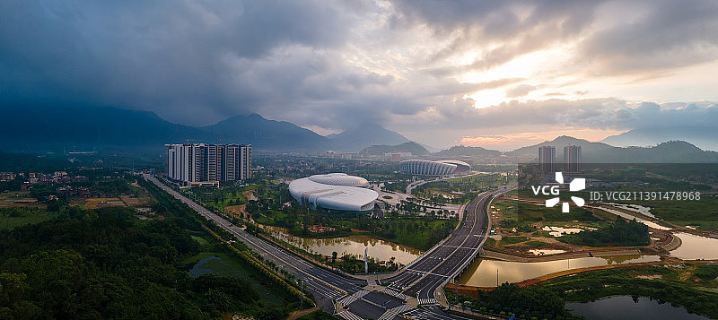 航拍全景清远奥林匹克中心日出丁达尔图片素材