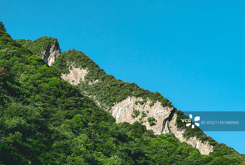 蓝天下的低角度山景（重庆涪陵区武陵山大裂谷一角）图片素材