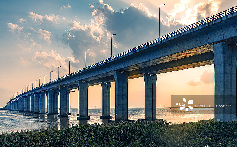 夕阳下的崇启大桥图片素材