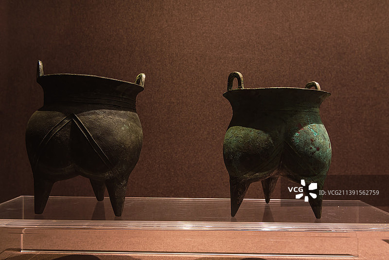 中国商代青铜器，人字纹铜鬲图片素材