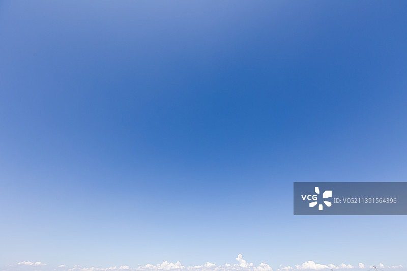 晴朗天空下的美丽云景图片素材