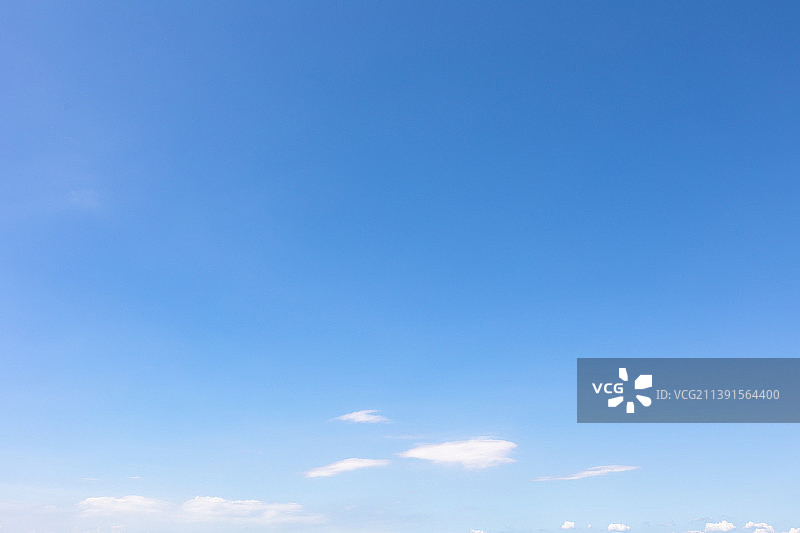 晴朗天空下的美丽云景图片素材