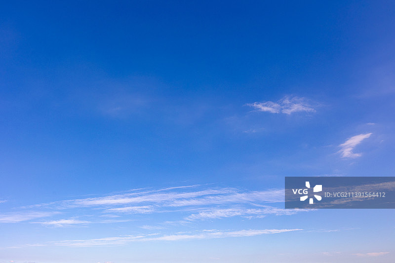晴朗天空下的美丽云景图片素材