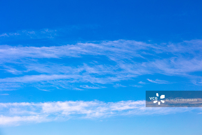 晴朗天空下的美丽云景图片素材