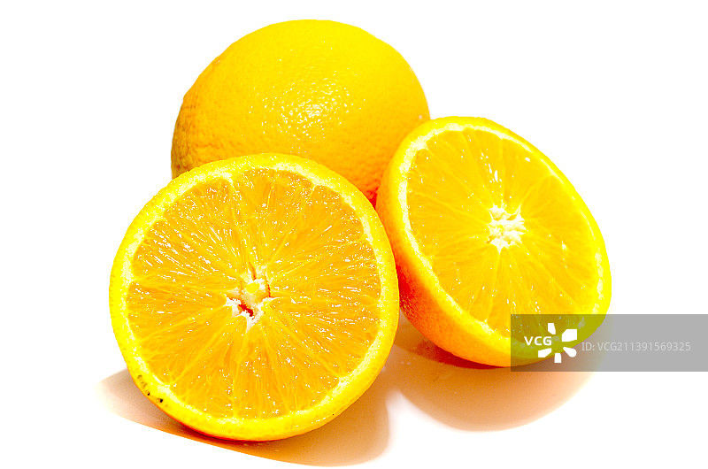一个完整的脐橙和对半切开的脐橙图片素材