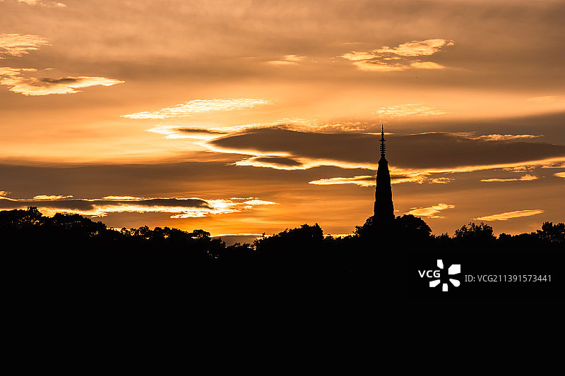 夕阳西下的天空衬托下保俶塔的轮廓图片素材