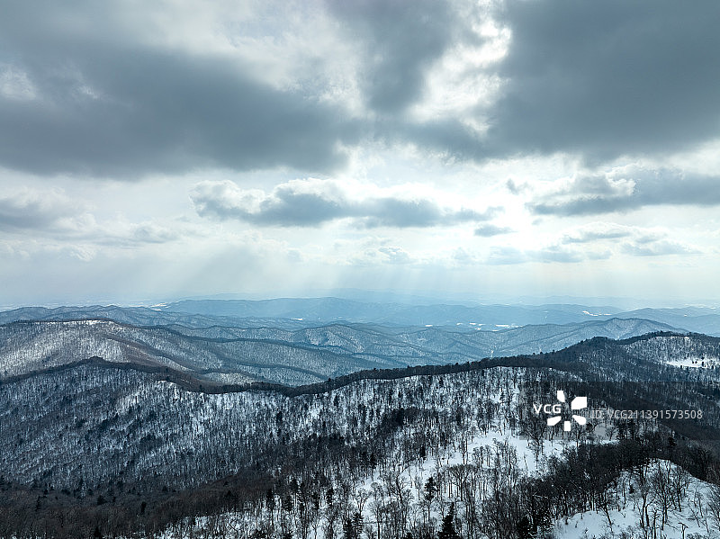 鸟瞰下的冬日雪山图片素材