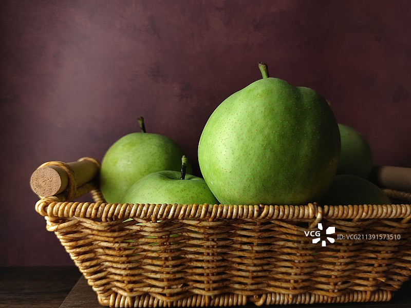 篮子里的梨特写镜头图片素材